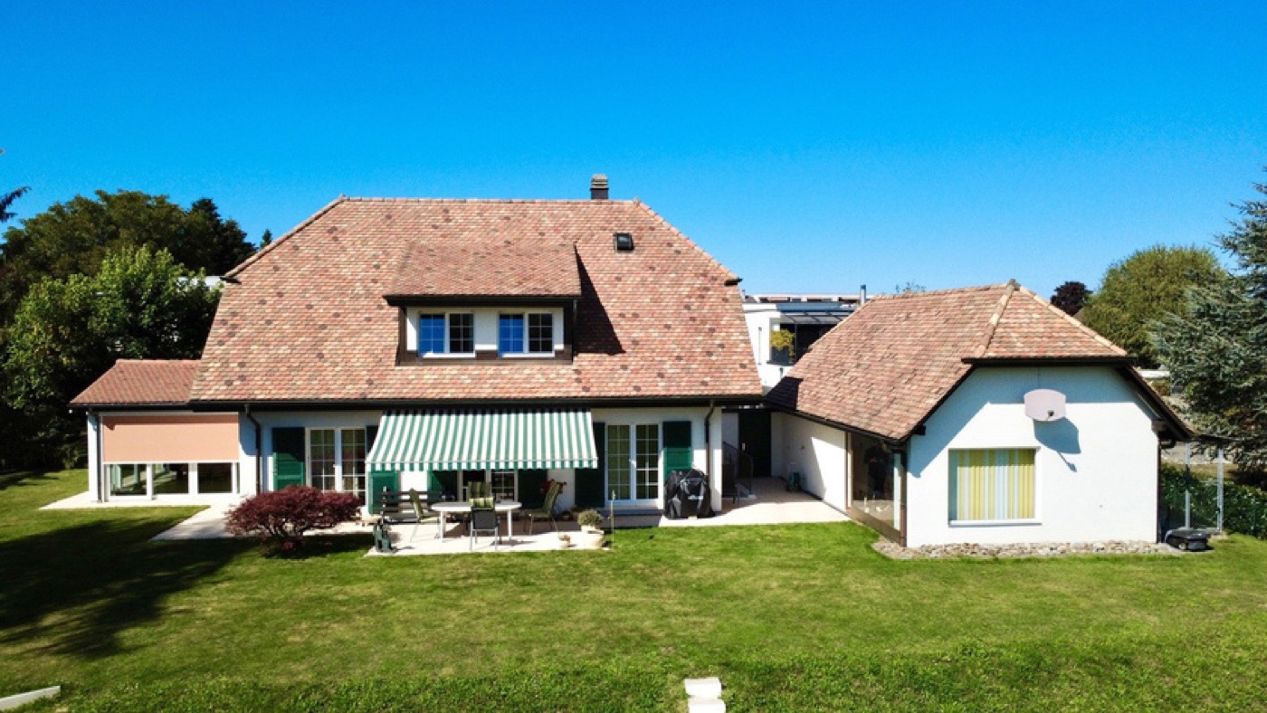 Maison individuelle à Neyruz, domaine de 3'820 m² avec écurie, vue sur les Préalpes