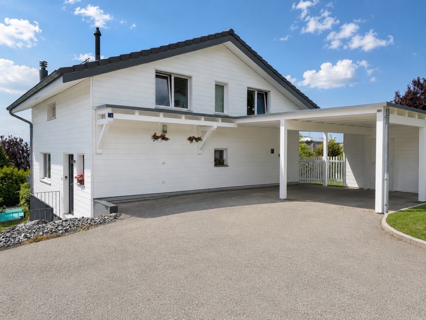 Villa individuelle blanche avec piscine à Arzier-Le Muids, vue sur le lac
